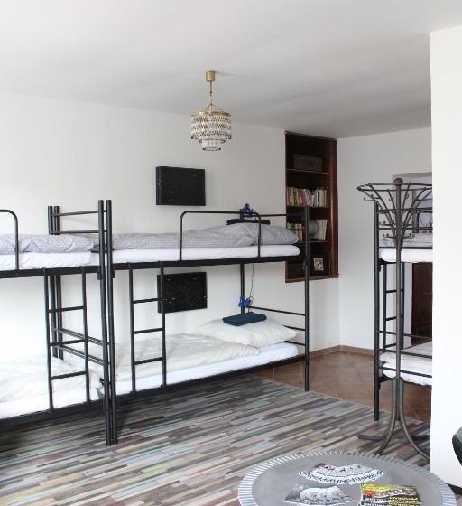 Кровать в Многоместном Номере с Общей Ванной, Schrott Bed&beer