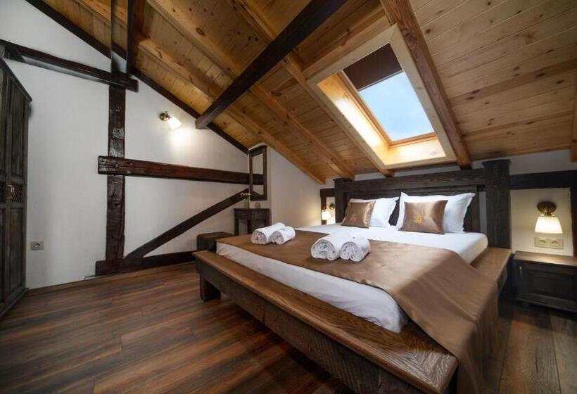 1 Bedroom Penthouse Apartment, Antique   Free Private Parking