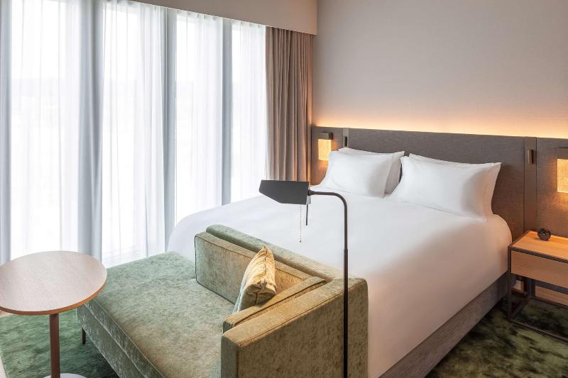 اتاق لوکس با تخت بزرگ, Hyatt Regency Zurich Airport Circle