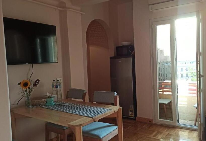 سوئیت با بالکن, Madina Hostel