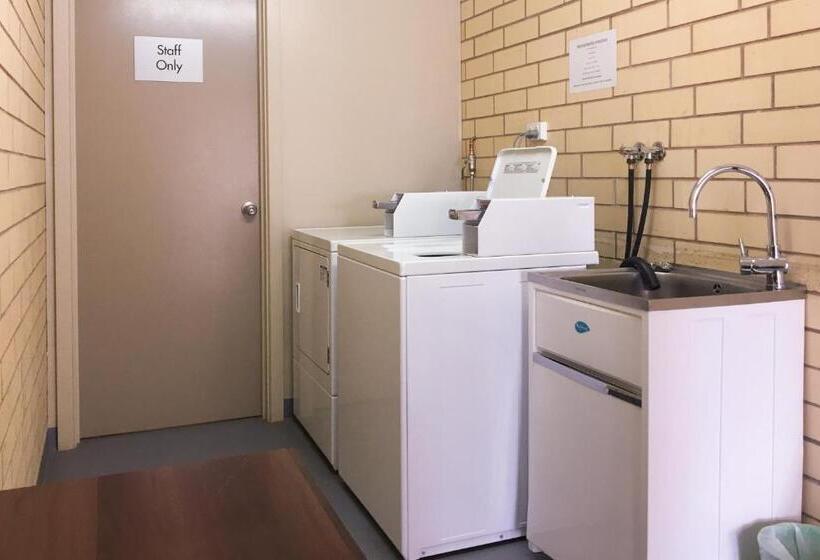 Семейный Номер, Augusta Budget Motel