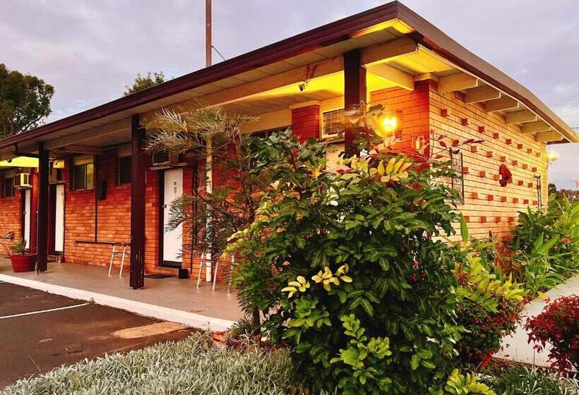 패밀리 룸, Silver Oaks Motel