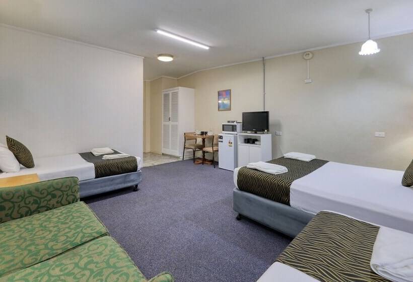 패밀리 룸, Silver Oaks Motel