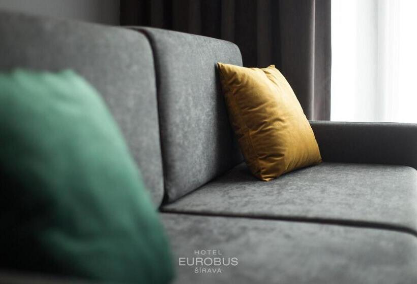 חדר משפחתי, Eurobus