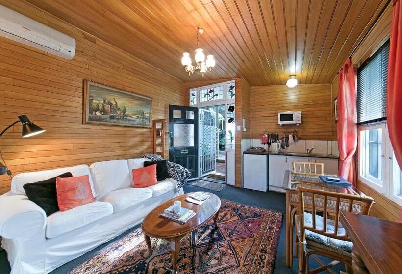 스탠다드 스튜디오, Hillside Country Retreat