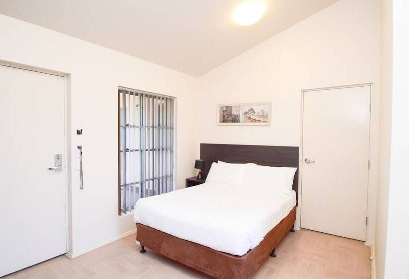 패밀리 룸, Station Hotel Motel Kurri