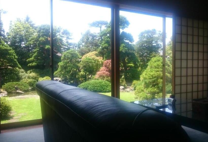 Camera Familiare Vista Giardino, Pittinn