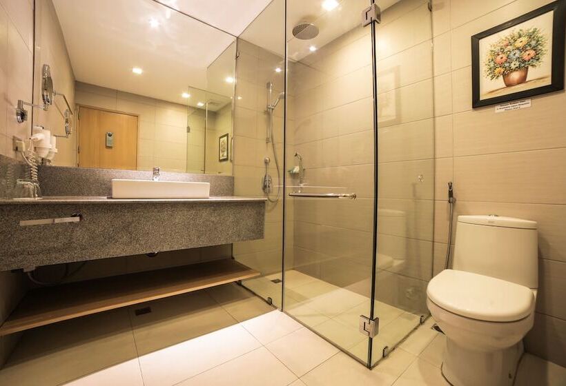 Студия Deluxe, Berjaya Makati