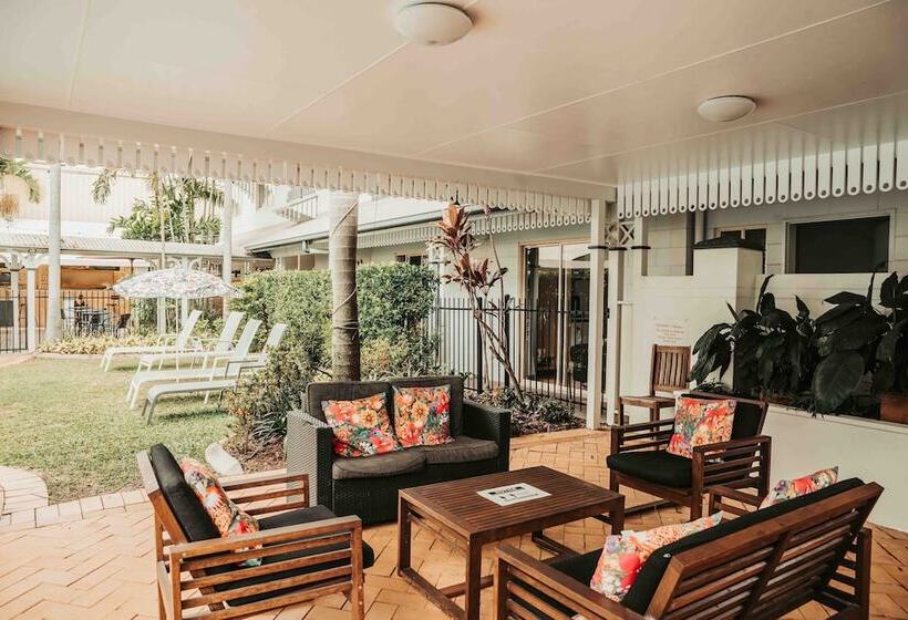 استودیوی استاندارد, Cairns Queens Court