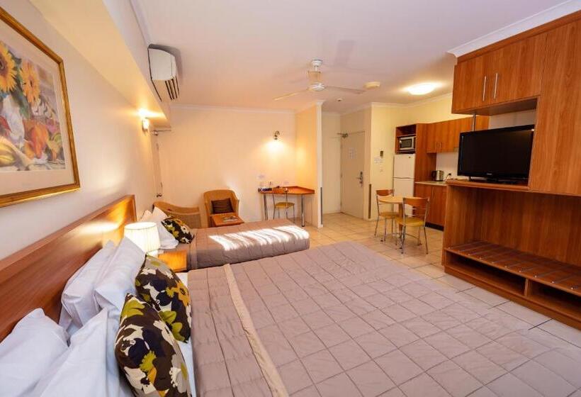 스탠다드 스튜디오, Cairns Queens Court