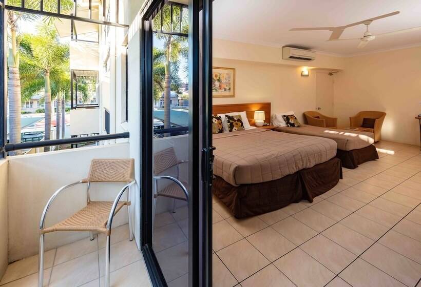 스탠다드 스튜디오, Cairns Queens Court