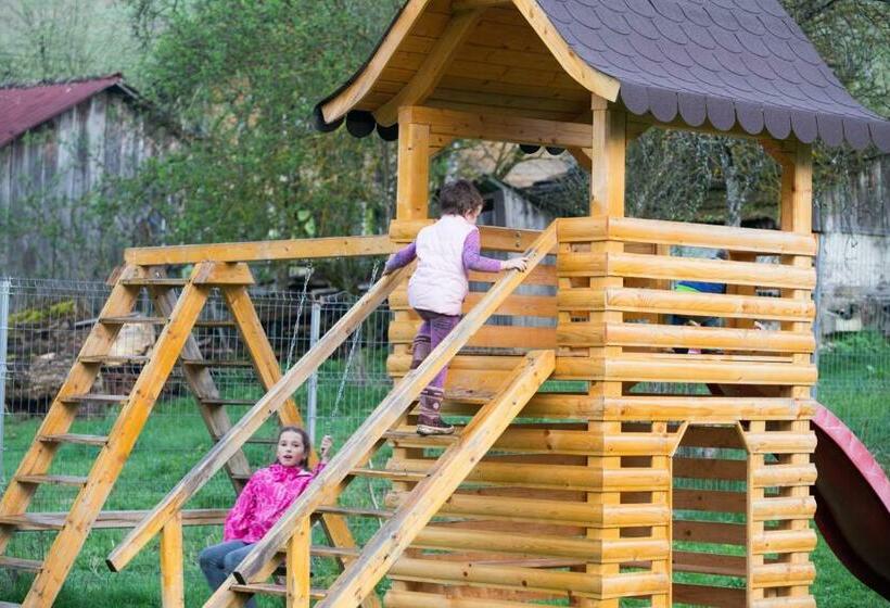 חדר משפחתי, Pensiunea Dealul Cu Melci