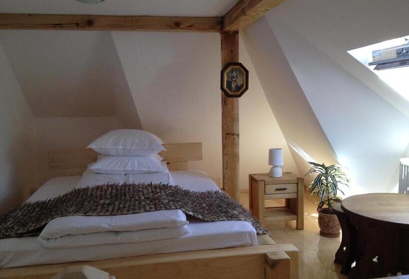 חדר משפחתי, Pensiunea Dealul Cu Melci