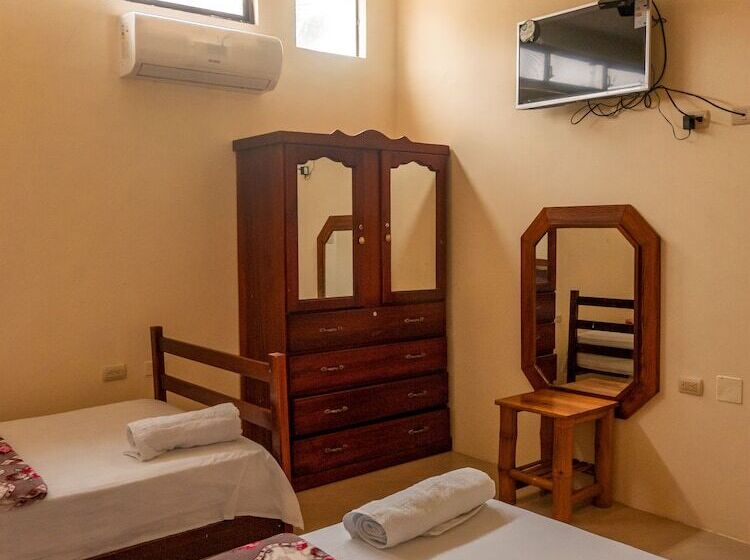 스탠다드 트리플 룸, Hostal Poseidon