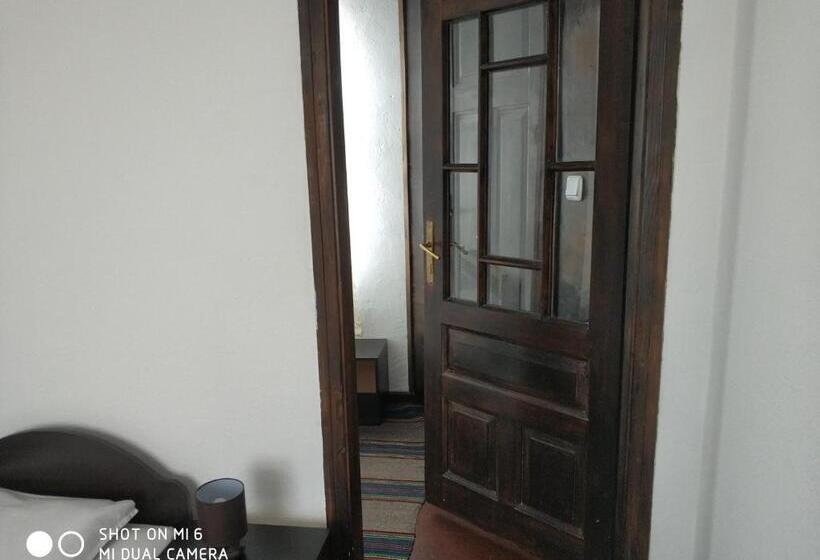 اتاق خانوادگی با چشم‌انداز باغ, Papanovata House