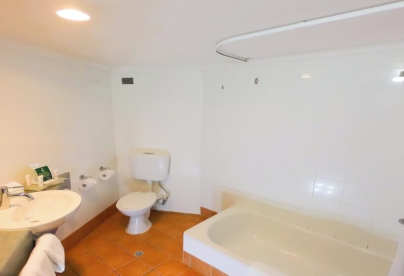 Номер Premium Вид на Бассейн, Holiday Inn Port Moresby By Ihg