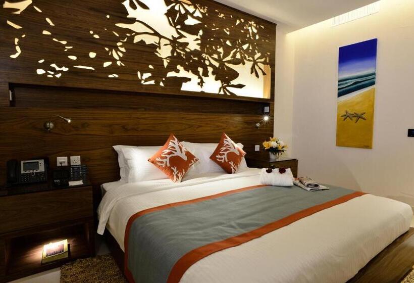 اتاق لوکس با چشم‌انداز استخر, The Palms Beach Hotel And Spa