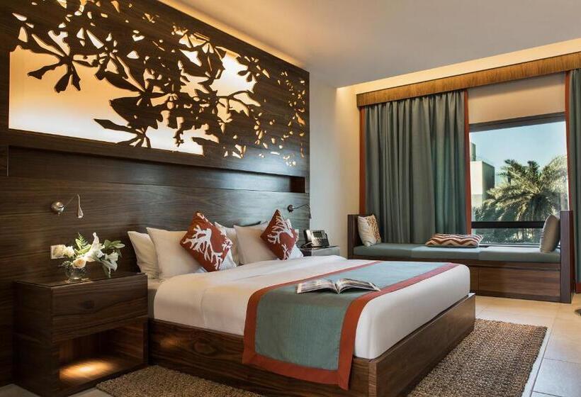 اتاق سوپریور با چشم‌انداز استخر, The Palms Beach Hotel And Spa