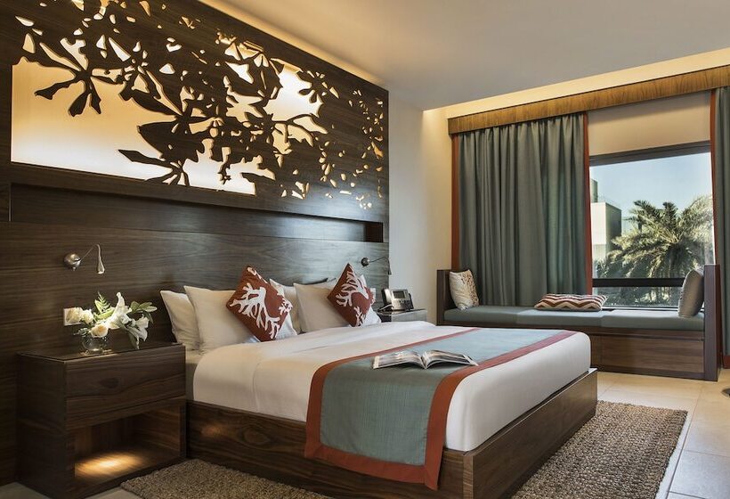 اتاق سوپریور با چشم‌انداز استخر, The Palms Beach Hotel And Spa