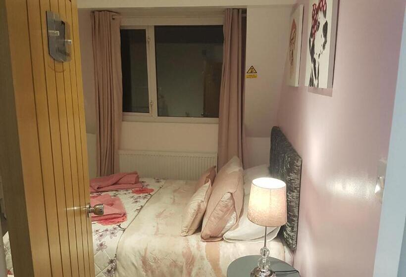 اتاق استاندارد, Rosie Flanagan's