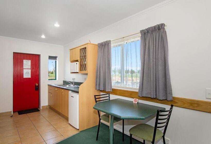 Студия Стандарт, The Lakes Motel