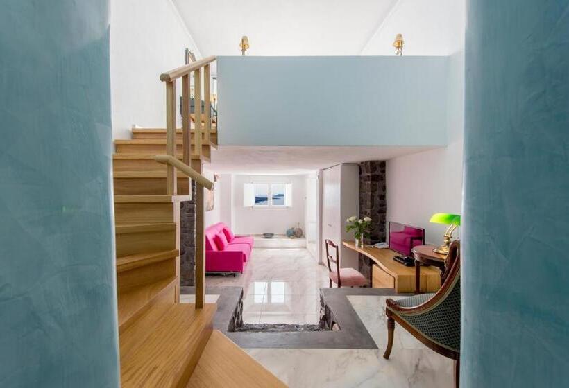 سوئیت جونیور با چشم‌انداز, Villa Renos