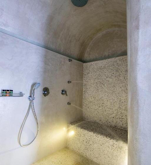 سوئیت جونیور با چشم‌انداز, Villa Renos