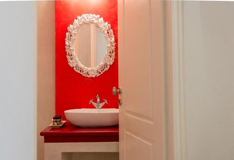 سوئیت با چشم‌انداز, Villa Renos