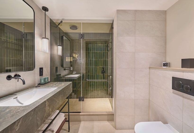 جناح, Hyatt Regency London Blackfriars