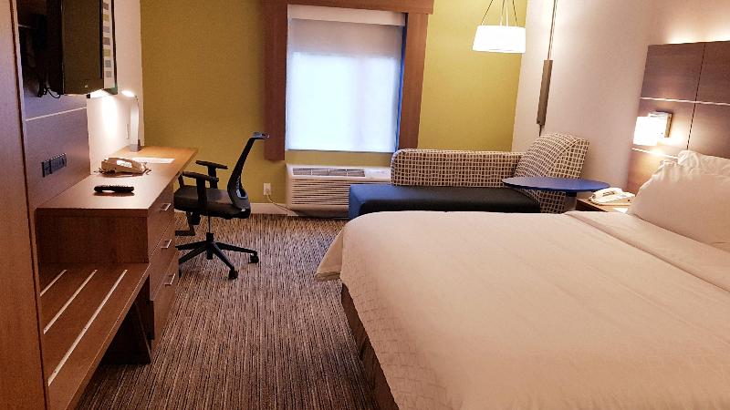 اتاق استاندارد با تخت بزرگ, Holiday Inn Express And Suites Surrey, An Ihg