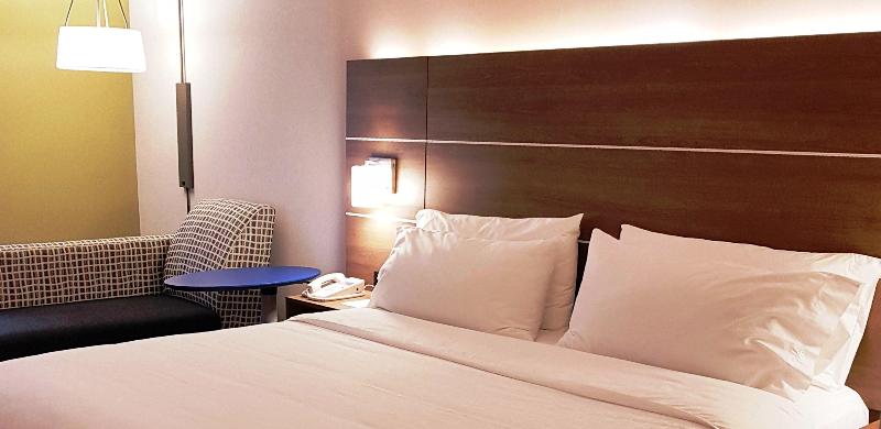 اتاق استاندارد با تخت بزرگ, Holiday Inn Express And Suites Surrey, An Ihg