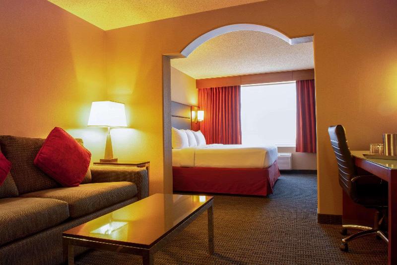 キングサイズベッドのスイートルーム, Radisson Hotel & Suites Fort Mcmurray