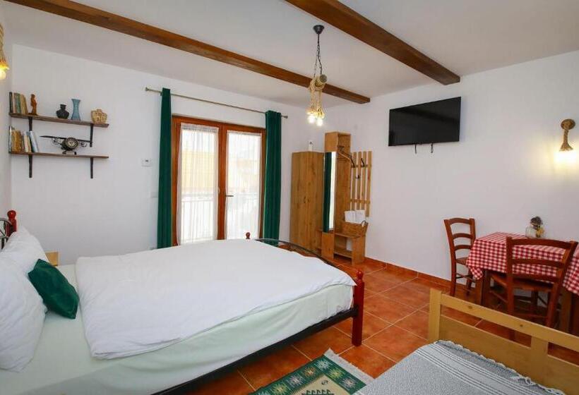 استودیوی استاندارد, Ama Guest House