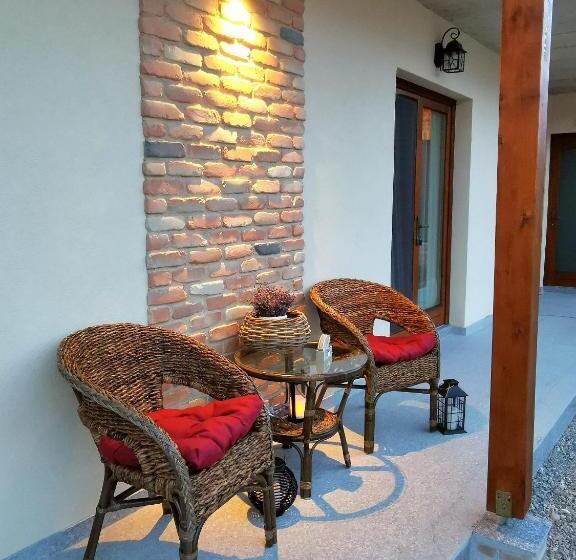 استودیوی استاندارد, Ama Guest House