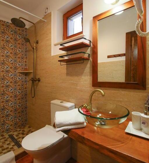 استودیوی استاندارد, Ama Guest House