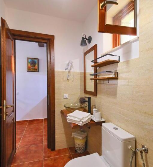 استودیوی استاندارد, Ama Guest House