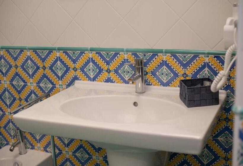 اتاق استاندارد با چشم‌انداز استخر, Relais Villa Magnolia