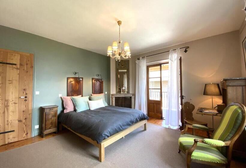 Suite with lake view, Les O D Annecy