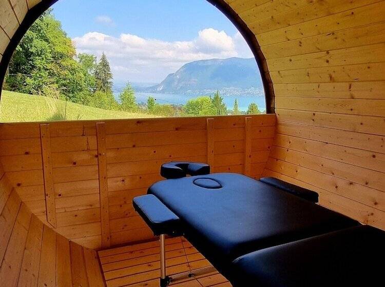 Suite with lake view, Les O D Annecy