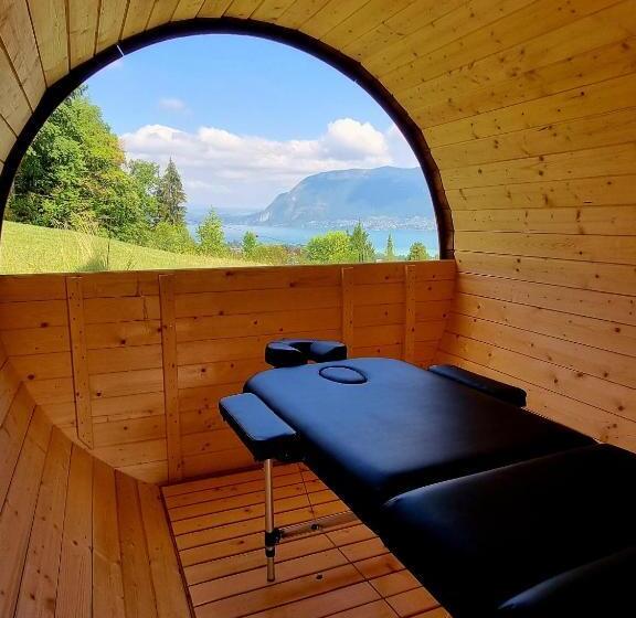 Suite with lake view, Les O D Annecy