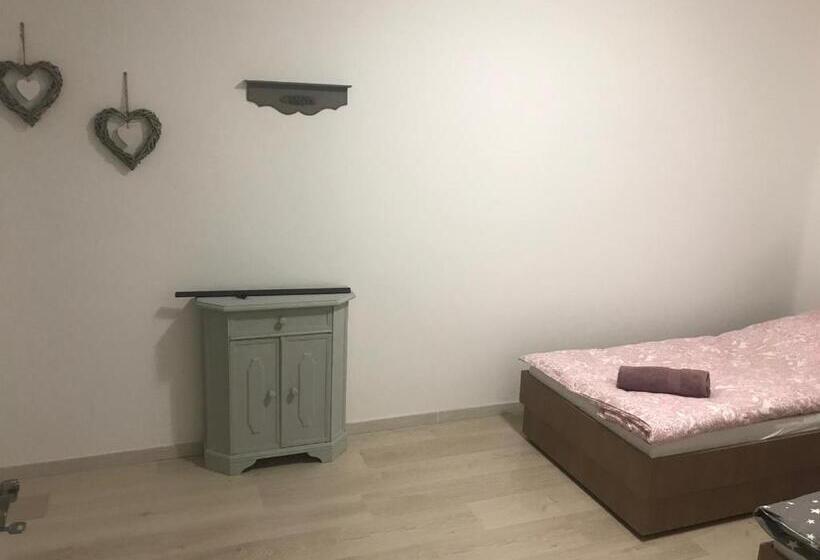 سوئیت 2 خوابه, Karolina Vendégház