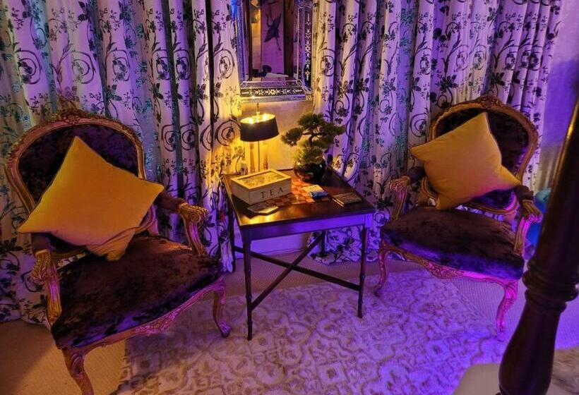 اتاق لوکس, Ravenscroft B&b