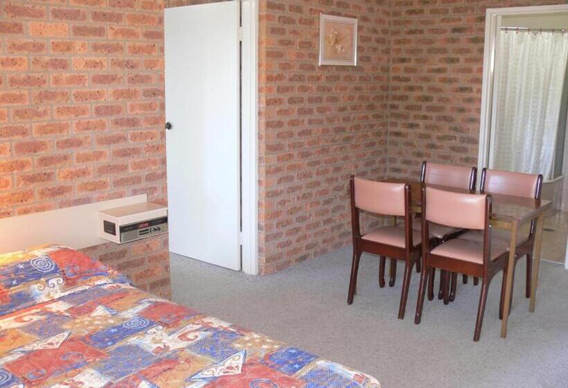 Семейный Номер, Settlement Motor Inn