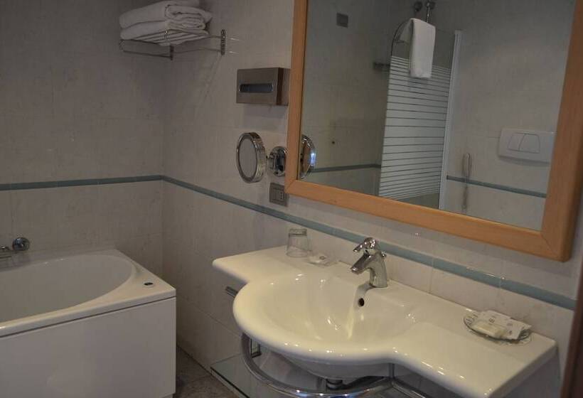 اتاق استاندارد چهار تخته, Marina Palace Hotel & Congress Hall