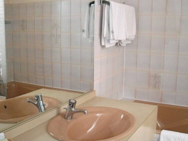 اتاق استاندارد, Logis Hôtels   Hôtel Et Restaurant Le Lion D Or