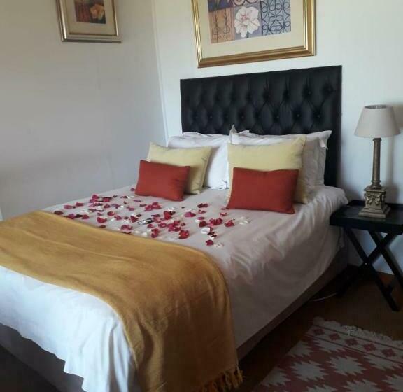 اتاق استاندارد با چشم‌انداز دریاچه, Hartbeespoortdam Lodge