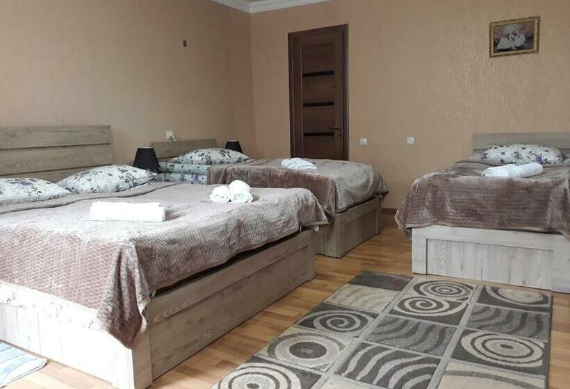 اتاق استاندارد چهارنفره با بالکن, Kazbegi Guide