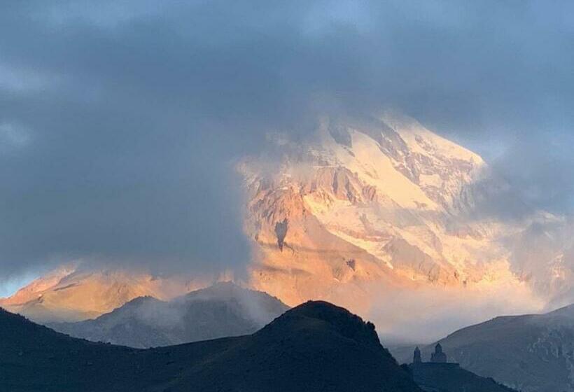 اتاق استاندارد چهارنفره با بالکن, Kazbegi Guide