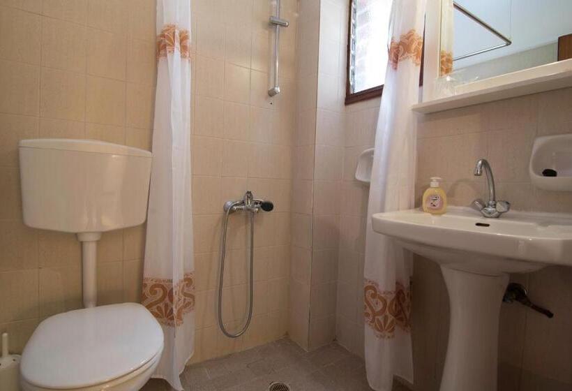 Трехместный Номер Стандарт с Балконом, Niki Rooms
