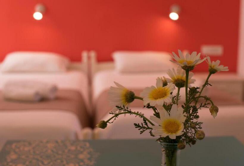Трехместный Номер Стандарт с Балконом, Niki Rooms
